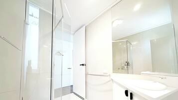 Dusche, Haartrockner, Bidet, Handtücher