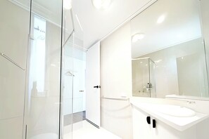 Shower, hair dryer, bidet, towels