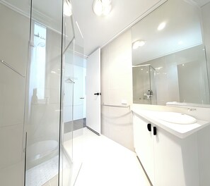 Dusche, Haartrockner, Bidet, Handtücher