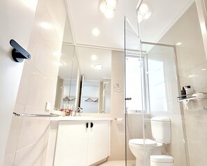 シャワー、ヘアドライヤー、ビデ、タオル