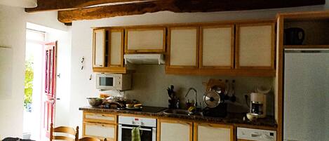 冷蔵庫、電子レンジ、オーブン、食器洗い機