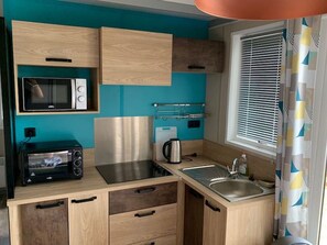 Microwave, dishwasher, coffee/tea maker, toaster