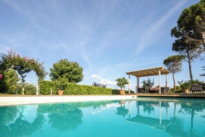 Kauden mukainen ulkouima-allas, aurinkovarjoja, aurinkotuoleja