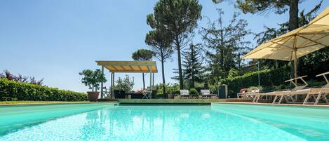 Piscine extérieure (ouverte en saison), parasols de plage