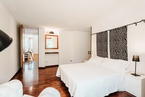 5 bedrooms, desk, iron/ironing board, travel cot