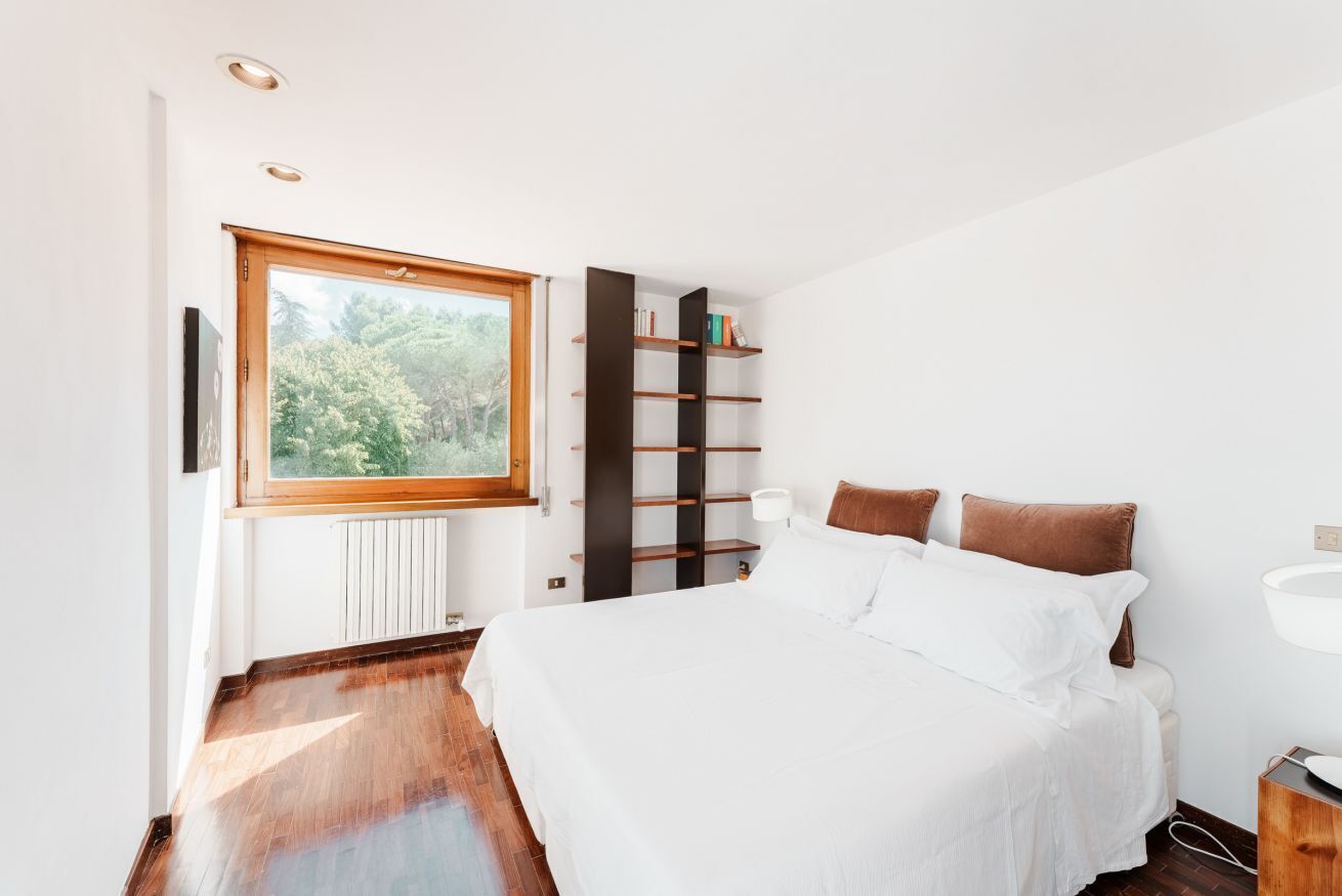 5 bedrooms, desk, iron/ironing board, travel cot