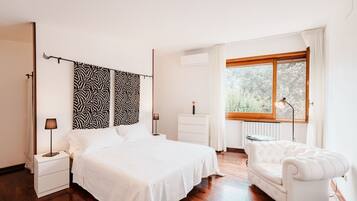 5 bedrooms, desk, iron/ironing board, travel cot