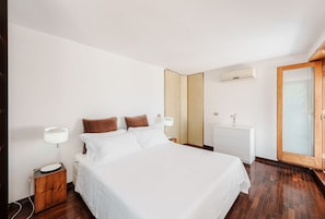 5 bedrooms, desk, iron/ironing board, travel cot