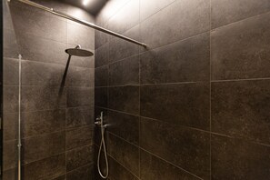 Bruser, hårtørrer, bidet, håndklæder