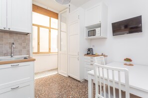 Kühlschrank, Mikrowelle, Ofen, Wasserkocher mit Kaffee-/Teezubehör