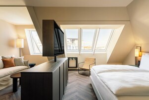 Ropa de cama de alta calidad y caja de seguridad en la habitación