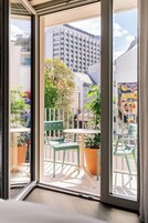 Smart Atrium Balcony Room | Pemandangan taman