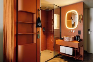 Shower, rainfall showerhead, hair dryer, towels - Hotel Schani City (Vienna)