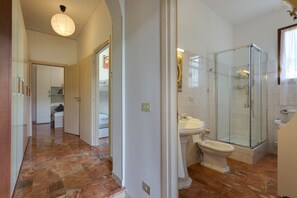 Dutxa, assecador de cabells, bidet i tovalloles 