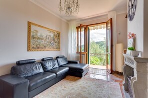 Fernseher, Kamin, Tischfußball