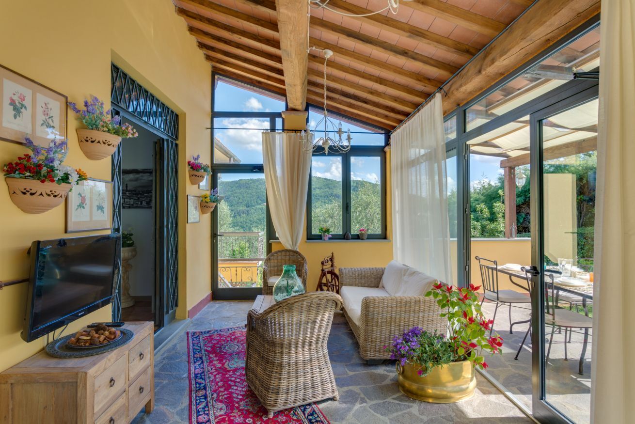 Televisio, takka, pöytäjalkapallopöytä