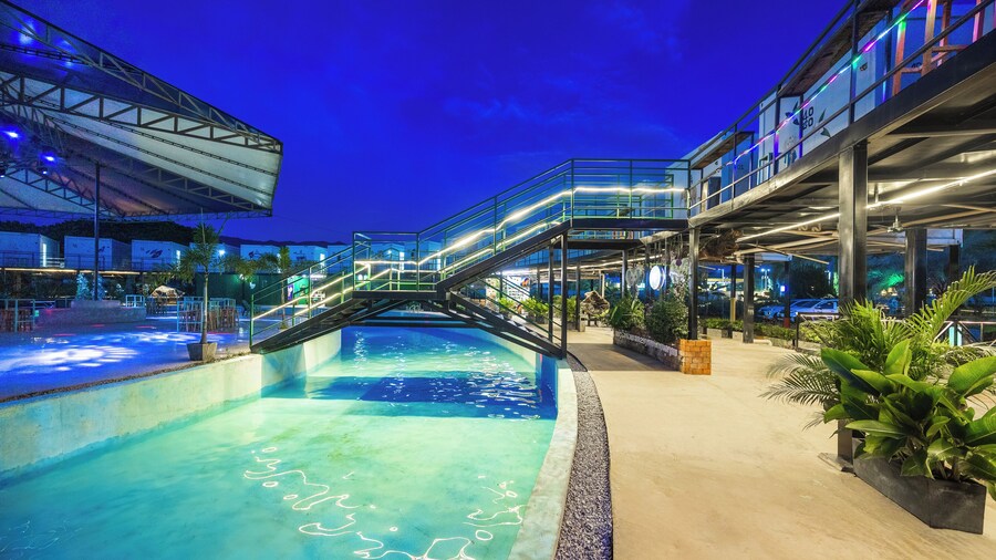 Pool Party Hotel