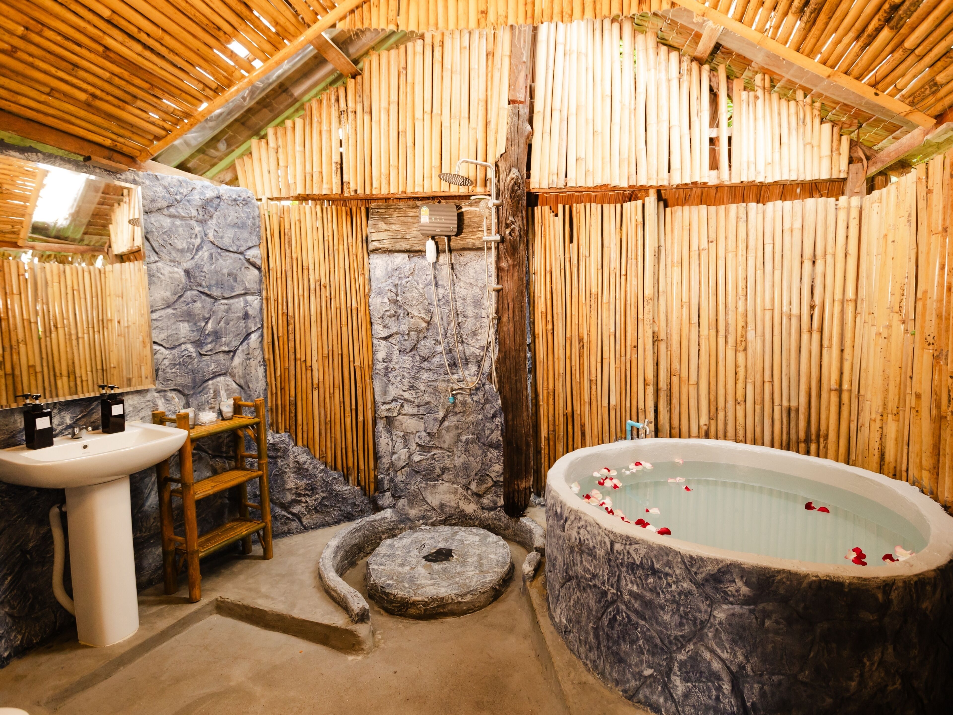 Phòng Deluxe, 1 giường cỡ king, ban công | Phòng tắm | Bồn tắm và buồng tắm vòi sen riêng, vòi sen thủy lực 