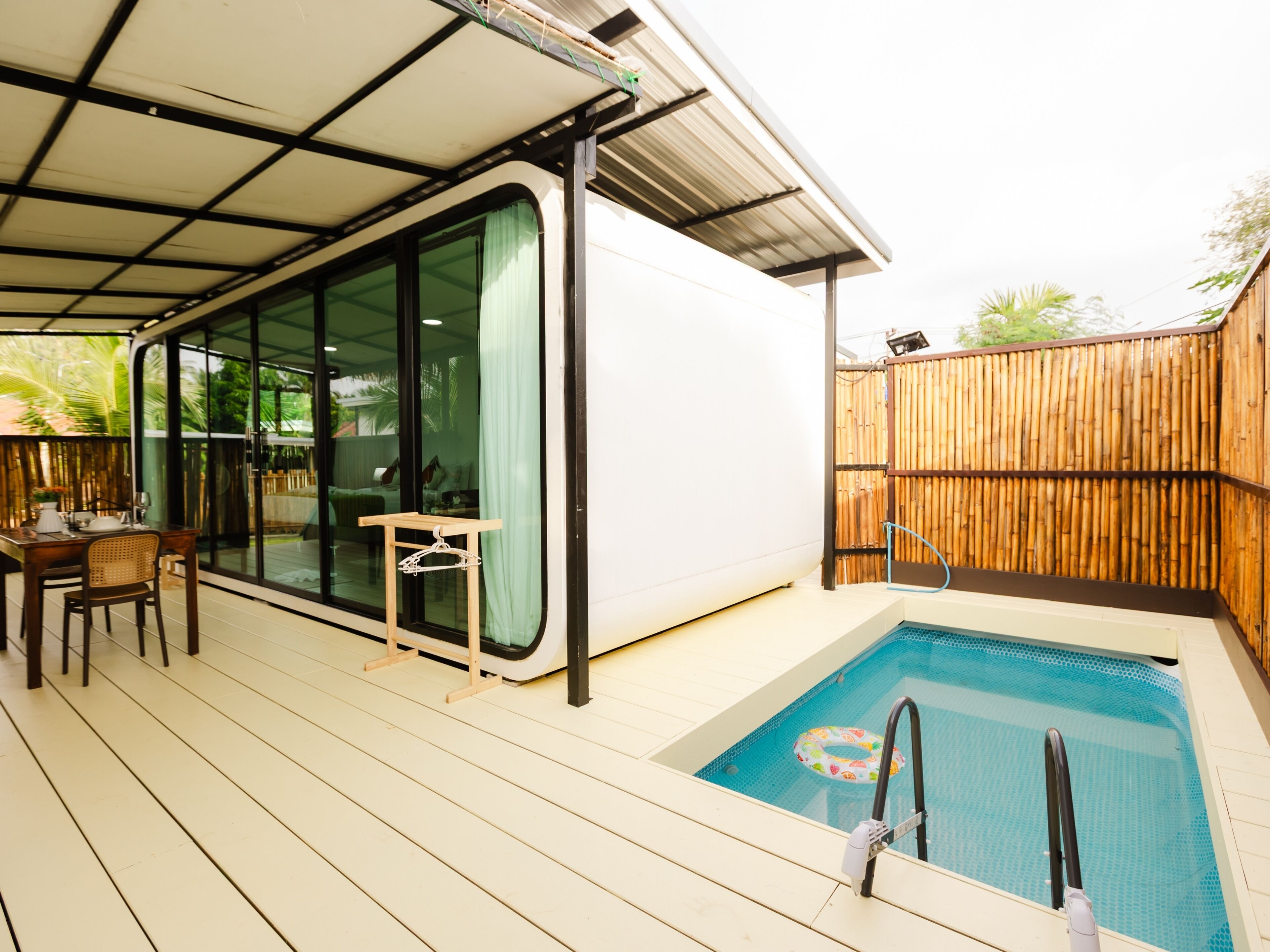 ห้องลักซ์ชัวรี่, เตียงคิงไซส์ 1 เตียง และโซฟาเบด, ระเบียง | เครื่องนอนระดับพรีเมียม, ผ้านวมขนเป็ด, มินิบาร์ฟรีบางอย่าง