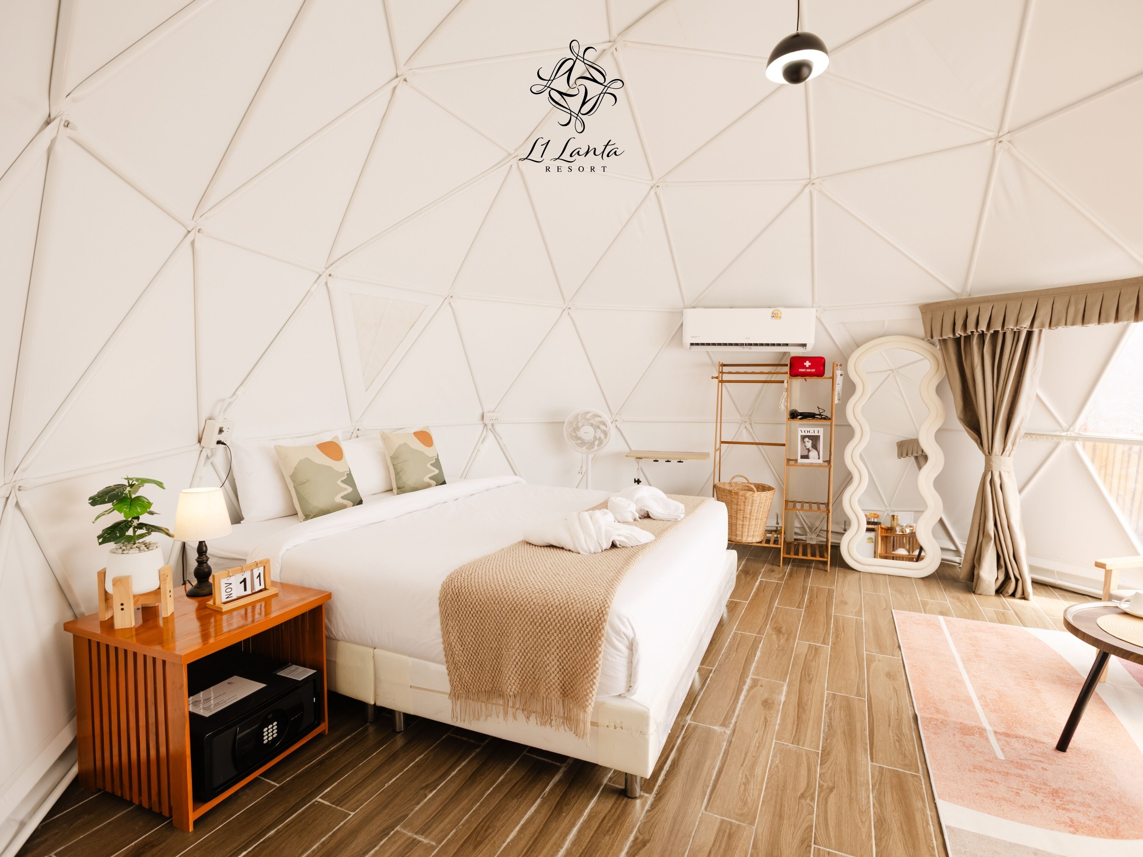 Ein modernes, helles Schlafzimmer mit geometrischem Deckenmuster, einem großen Bett, Nachttischen, einem Kleiderschrank und einem Fenster mit Vorhängen.