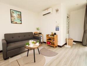 Ropa de cama de alta calidad, cubrecamas y artículos del minibar gratis 