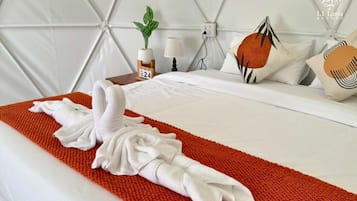 Deluxe kamer, 1 kingsize bed, balkon | Luxe beddengoed, donsdekens, een minibar met enkele gratis items