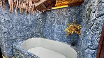 Habitación Deluxe, 1 cama King size, balcón | Ropa de cama de alta calidad, edredón y artículos del minibar gratis