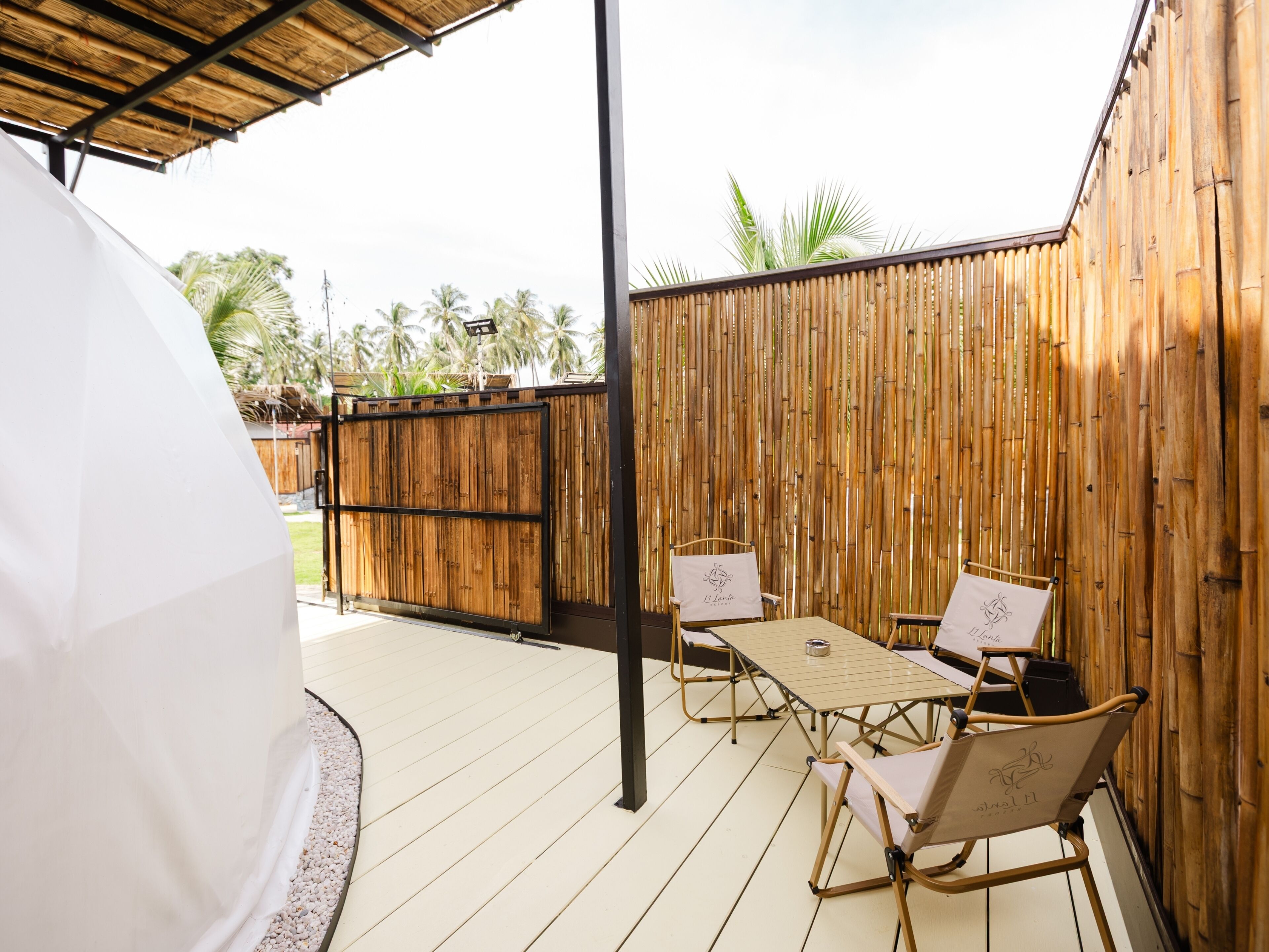 Habitación Deluxe, 1 cama King size, balcón | Ropa de cama de alta calidad, edredón y artículos del minibar gratis 