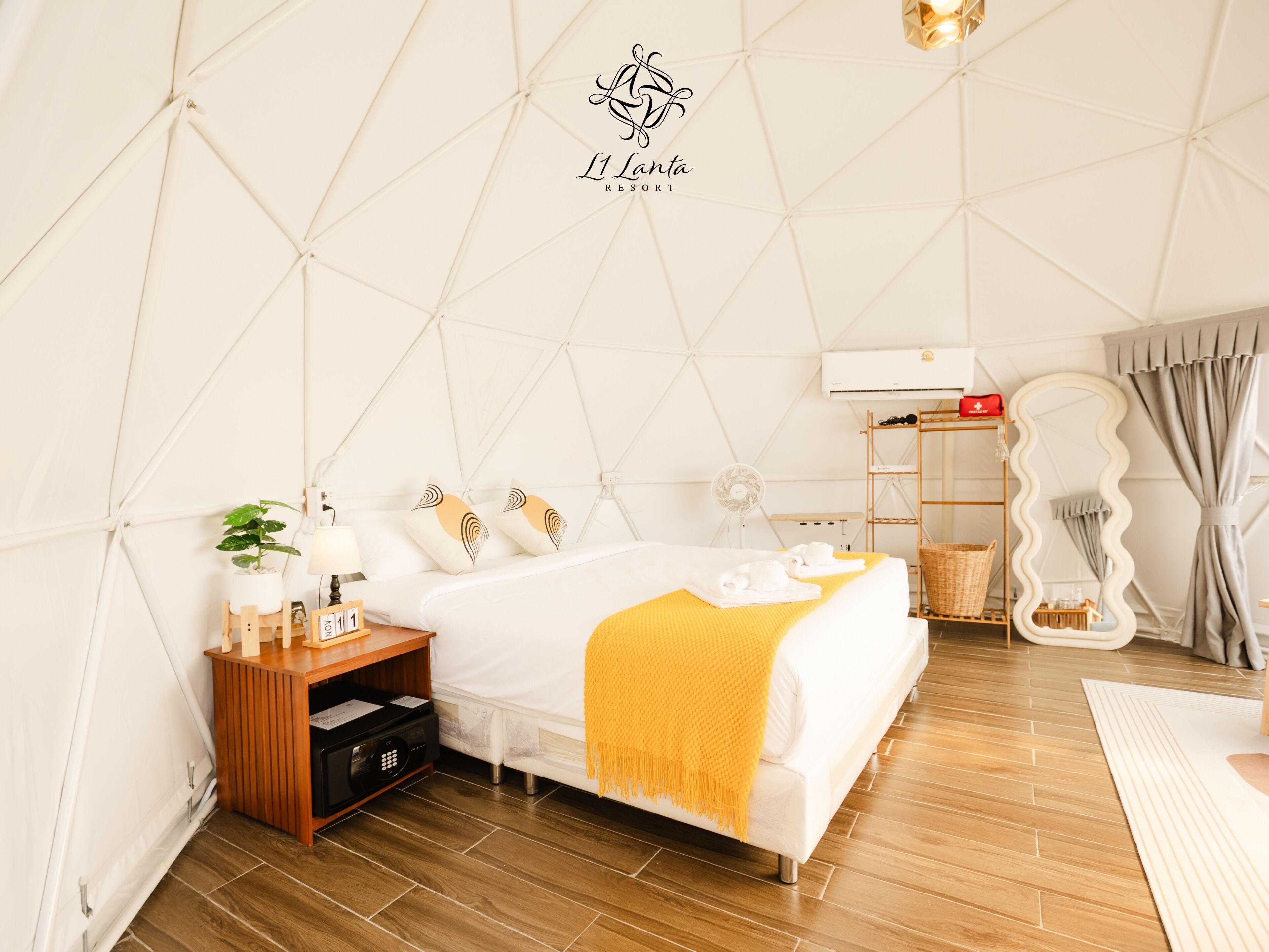 디럭스룸, 킹사이즈침대 1개, 발코니 | 고급 침구, 오리/거위털 이불, 무료 미니바 품목, 객실 내 금고