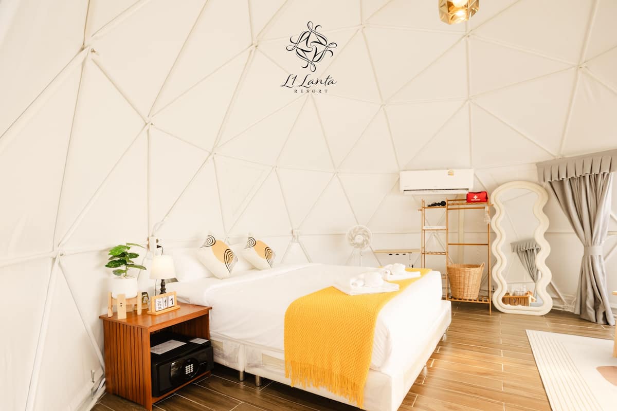 Deluxe Room, 1 King Bed, Balcony | Premium bedding, down comforters, free minibar items, in-room safe