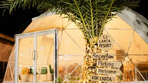 Een bord met de receptie, met aanwijzingen naar L1 Lanta Resort, de receptie, parkeerplaats en een welkomstboodschap.