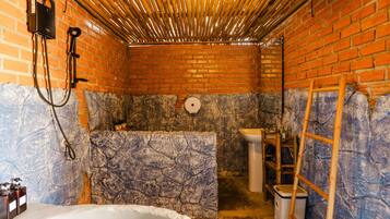 Chambre Deluxe, 1 trÚs grand lit, balcon | Salle de bain | Baignoire et douche séparées, douche hydromassante