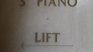 A sign indicating the location of the 3rd piano lift. - hotel cordova (Florence)