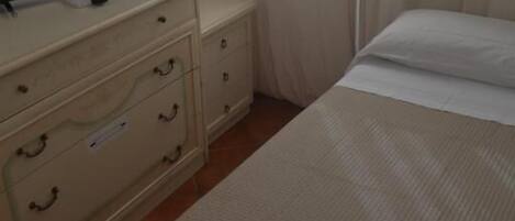 Single Room | Desk, free WiFi