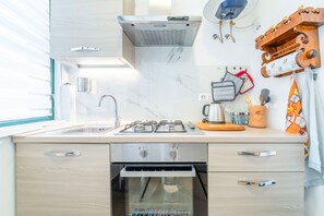 Apartamento, 3 quartos, vista para o lago | Cozinha privada | Geladeira, fogão, cooktop, máquina de café expresso