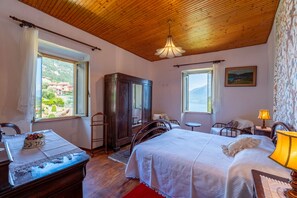 Appartamento, 3 camere da letto, vista lago | Una scrivania, ferro/asse da stiro, Wi-Fi gratuito