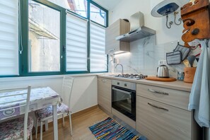 Apartamento, 3 quartos, vista para o lago | Cozinha privada | Geladeira, fogão, cooktop, máquina de café expresso