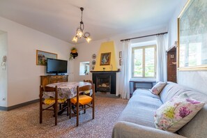Apartamento, 3 quartos, vista para o lago | Área de estar | TV 30 polegadas com canais via satélite