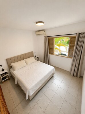 2 Schlafzimmer, Schreibtisch, Bügeleisen/Bügelbrett, Reisekinderbett