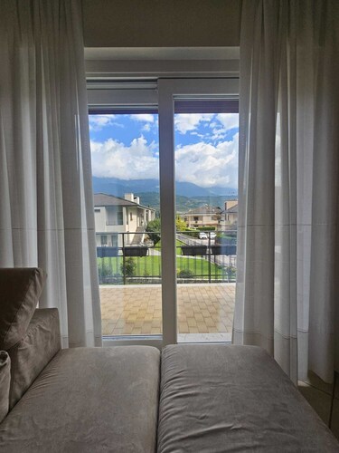 Amanda Deluxe 3-Bedroom Apartment with A/C and Mountain View