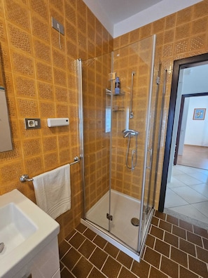 Dusche, kostenlose Toilettenartikel, Haartrockner, Hausschuhe