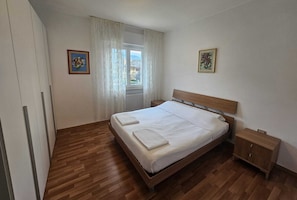 3 bedrooms, desk, iron/ironing board, Internet - Amanda Deluxe 3-Bedroom Apartment with A/C and Mountain View (Sarche)