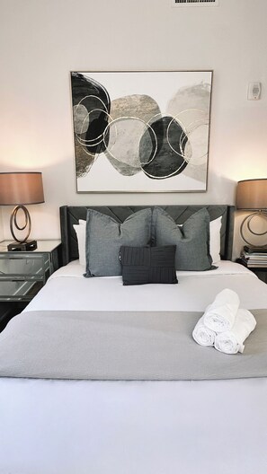 3 عدّة غرف نوم وخزنة داخل الغرفة ومكتب ومكواة/لوح كي