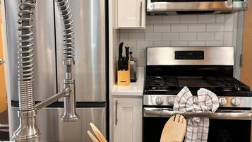 Refrigerador, microondas, horno y parrilla de estufa