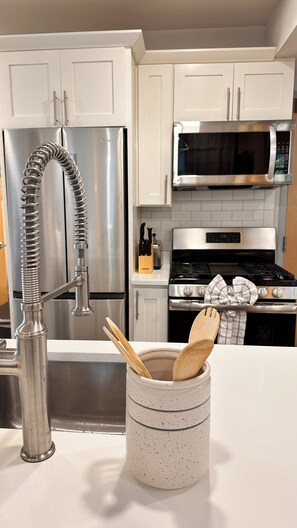 ثلاجة، ميكروويف، فرن، موقد طهي مسطح