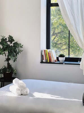 3 bedrooms, in-room safe, desk, iron/ironing board - Spacious 3B2B Apt w/kitchen• Walk to PPAC & Convention Center (Providence)