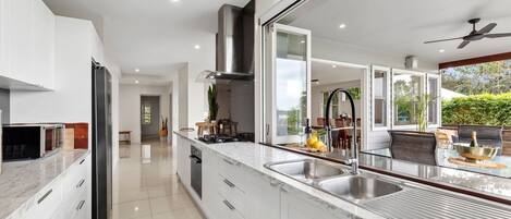 冷蔵庫、電子レンジ、オーブン、コンロ