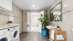 Shower, hair dryer, towels