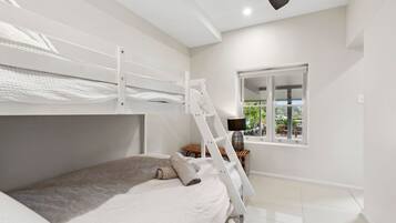 3 bedrooms, iron/ironing board, free WiFi, bed sheets