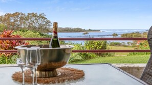 Outdoor dining - Sapphire Magic – A stunning waterfront escape in Urunga with beautiful river and ocean view (Urunga)